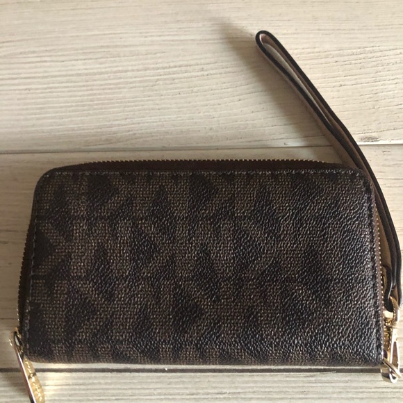 Mk iPhone 5 michael kors wristlet jet set small brown tan preowned condition - Picture 3 of 6